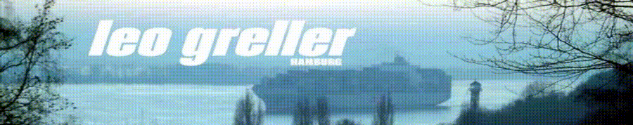 Leo Greller | Hamburger Liedermacher, Aussteiger und sanfter Poprebell [Satire] | auf dem Bild ist ein groes, auf einem Fluss fahrendes Schiff zu sehen in einer maritimen, norddeutschen Landschaft (KI-grok-Animation)