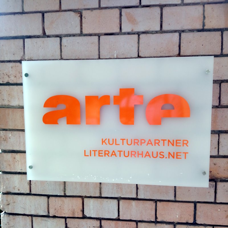 'Tag der UFOs' im Literaturhaus Berlin, Schild am Hauseingang: Kulturpartner arte