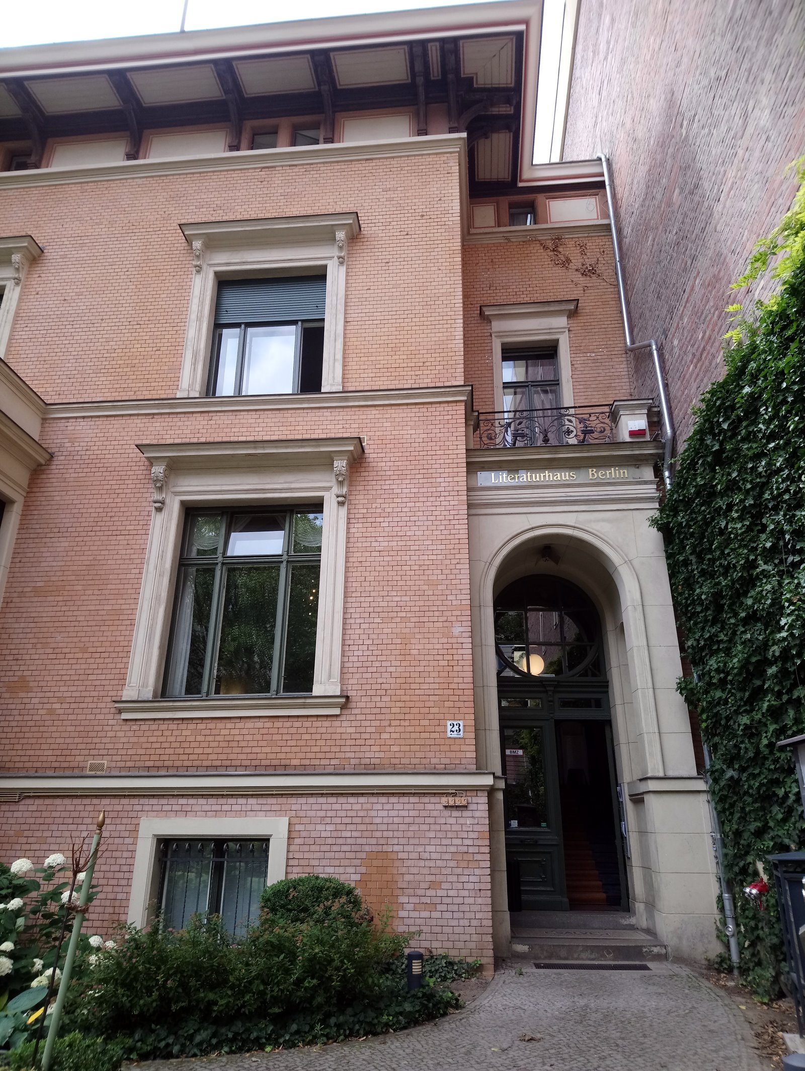 'Tag der UFOs' im Literaturhaus Berlin, Eingang